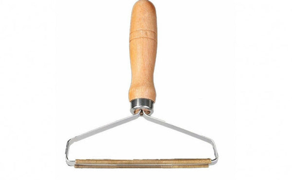 Dispozitiv pentru curatat scame si par de animale