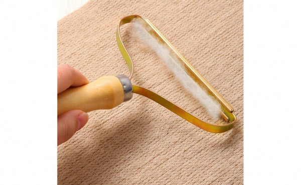 Dispozitiv pentru curatat scame si par de animale